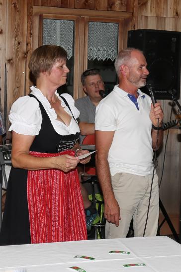 Der Bürgermeister Klaus Heilinglechner überreicht 250€ der Stadt Wolfratshausen